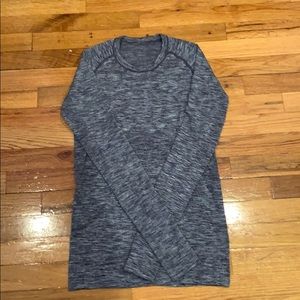 Gray lulu lemon long sleeve T-shirt